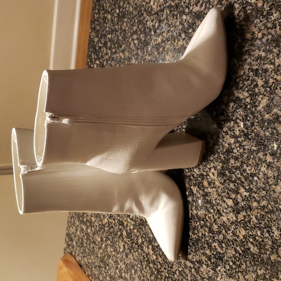 PrettyLittle Thing Boot - Picture 4 of 11